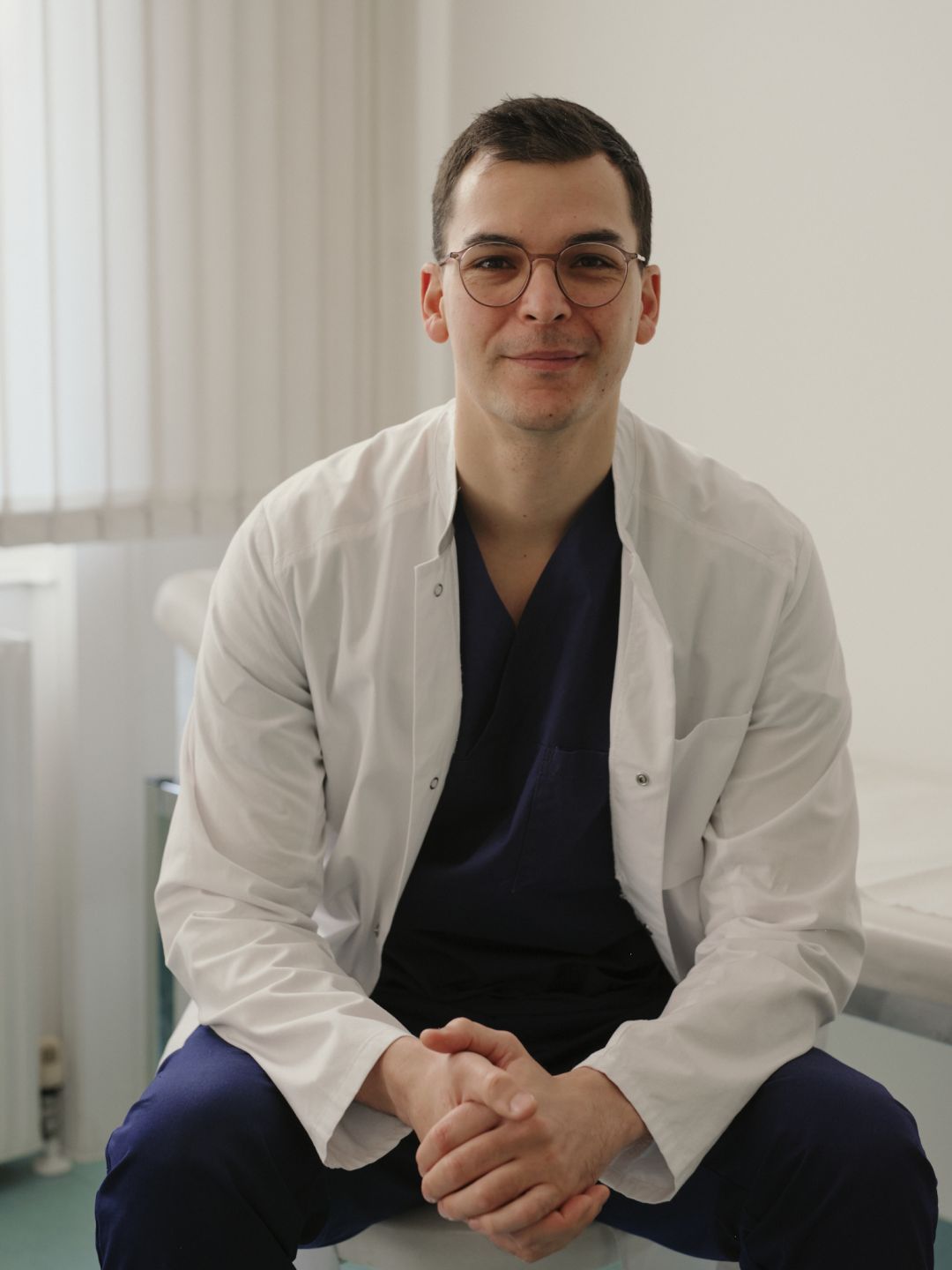 Dr. Tonatiuh Flores bei einer ästhetischen Behandlung